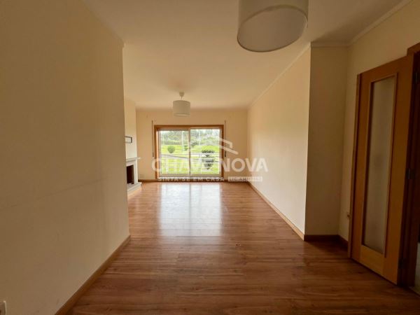 Apartamento T2 c/ Lugar de Garagem em Canelas (Edifício Prestige)