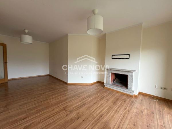 Apartamento T2 c/ Lugar de Garagem em Canelas (Edifício Prestige)