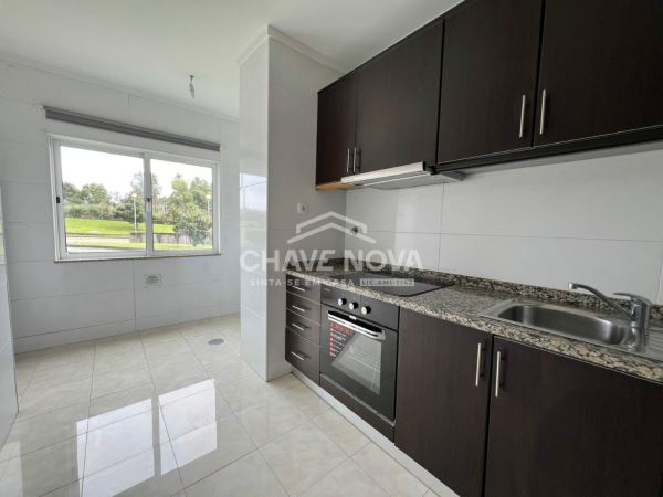 Apartamento T2 c/ Lugar de Garagem em Canelas (Edifício Prestige)