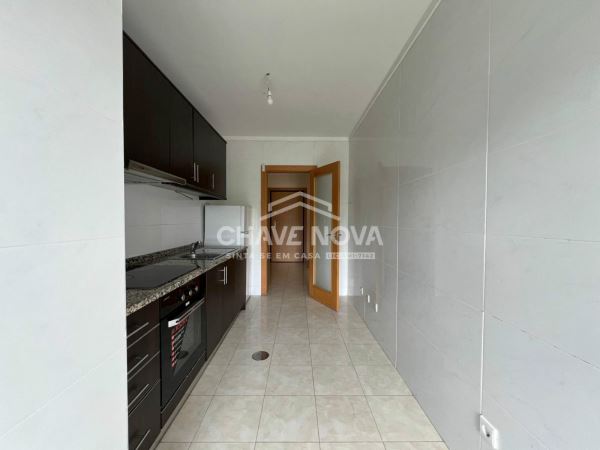 Apartamento T2 c/ Lugar de Garagem em Canelas (Edifício Prestige)