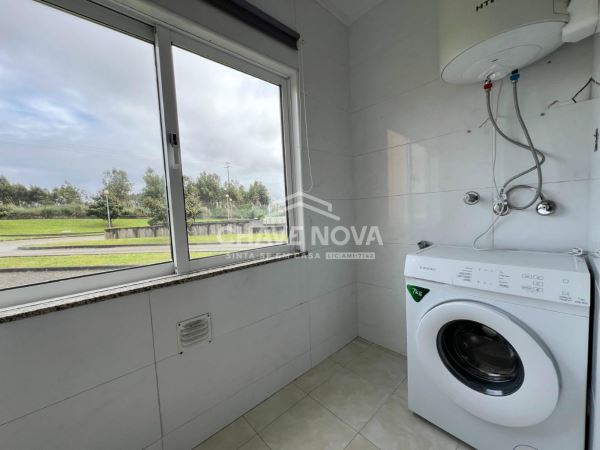 Apartamento T2 c/ Lugar de Garagem em Canelas (Edifício Prestige)