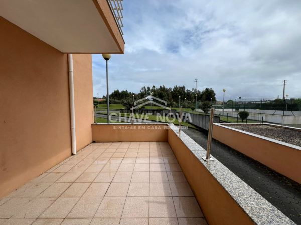 Apartamento T2 c/ Lugar de Garagem em Canelas (Edifício Prestige)
