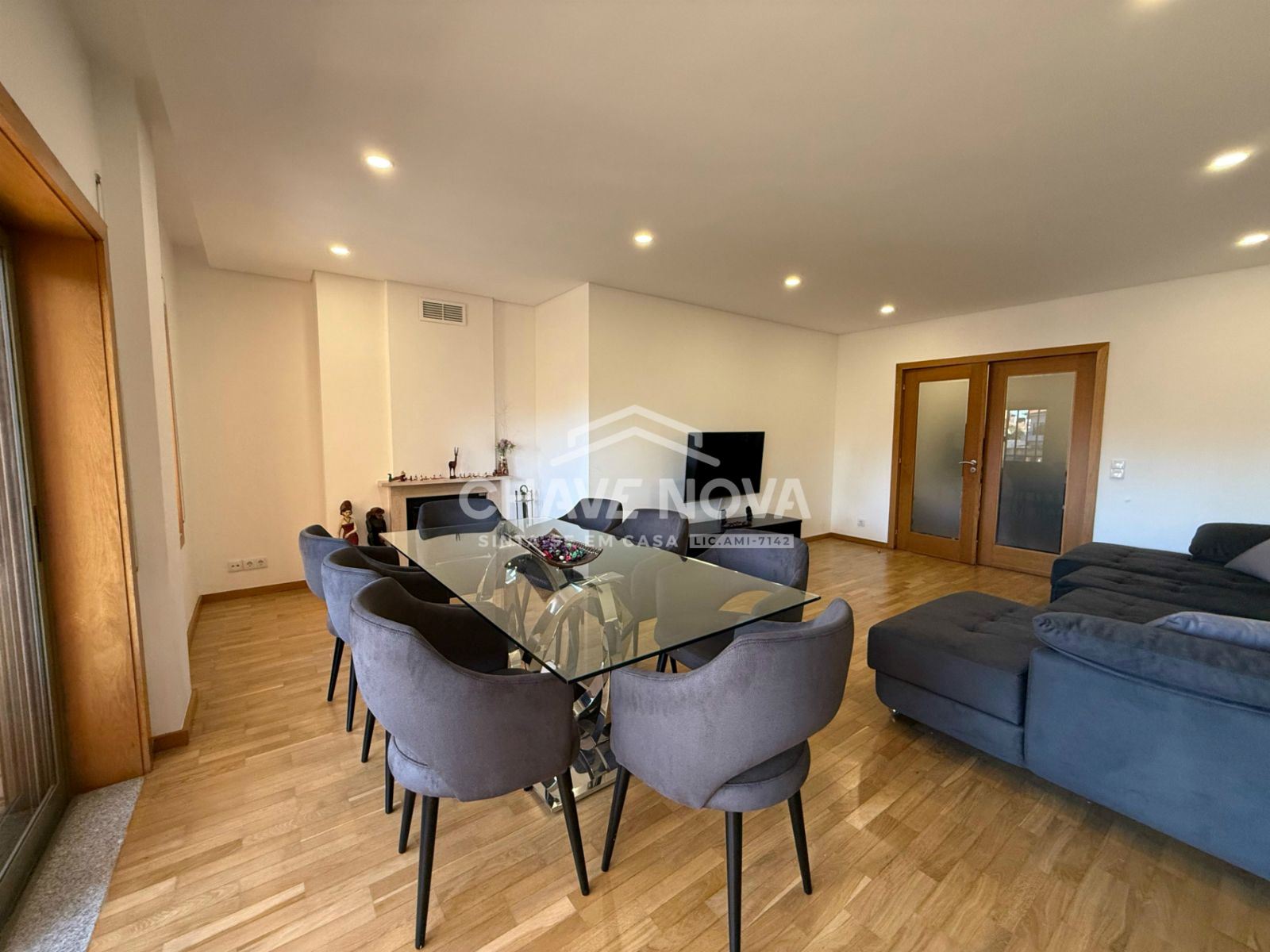 Apartamento T2+1 Renovado c/ Lugar de Garagem em Santa Marinha