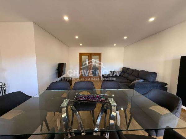 Apartamento T2+1 Renovado c/ Lugar de Garagem em Santa Marinha