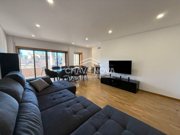 Apartamento T2+1 Renovado c/ Lugar de Garagem em Santa Marinha