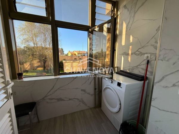 Apartamento T2+1 Renovado c/ Lugar de Garagem em Santa Marinha
