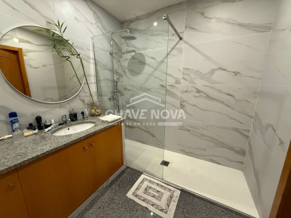 Apartamento T2+1 Renovado c/ Lugar de Garagem em Santa Marinha