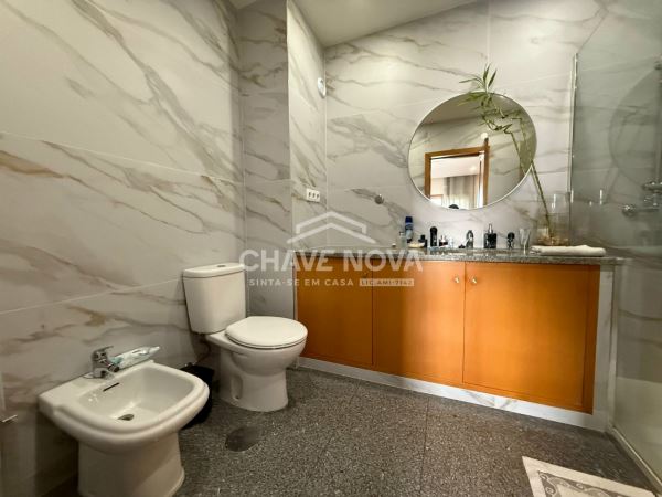 Apartamento T2+1 Renovado c/ Lugar de Garagem em Santa Marinha