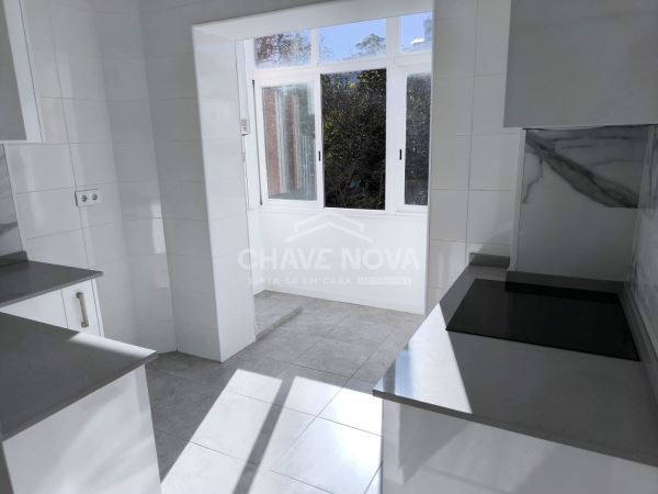 Apartamento T1 Remodelado com Vista Deslumbrante para o Jardim Constantino – Arroios, Lisboa