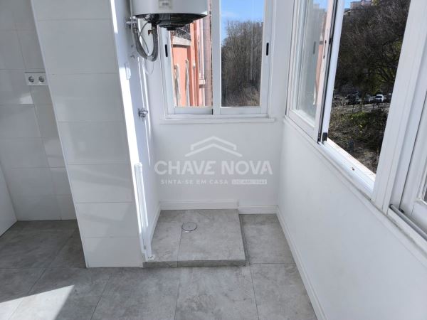Apartamento T1 Remodelado com Vista Deslumbrante para o Jardim Constantino – Arroios, Lisboa