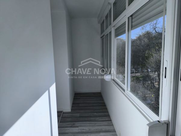 Apartamento T1 Remodelado com Vista Deslumbrante para o Jardim Constantino – Arroios, Lisboa