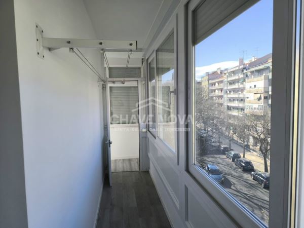 Apartamento T1 Remodelado com Vista Deslumbrante para o Jardim Constantino – Arroios, Lisboa