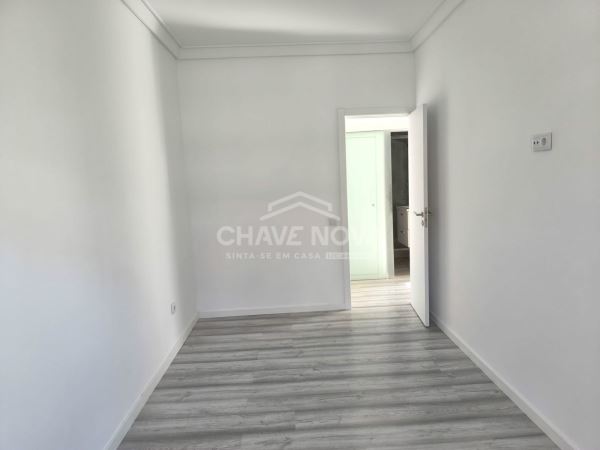 Apartamento T1 Remodelado com Vista Deslumbrante para o Jardim Constantino – Arroios, Lisboa