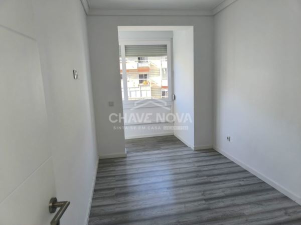 Apartamento T1 Remodelado com Vista Deslumbrante para o Jardim Constantino – Arroios, Lisboa