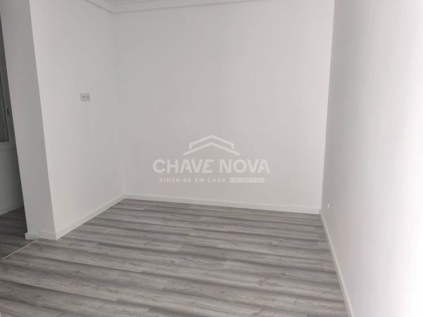 Apartamento T1 Remodelado com Vista Deslumbrante para o Jardim Constantino – Arroios, Lisboa