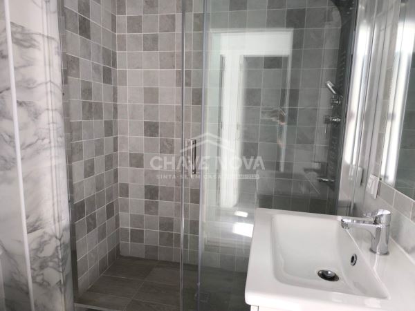 Apartamento T1 Remodelado com Vista Deslumbrante para o Jardim Constantino – Arroios, Lisboa