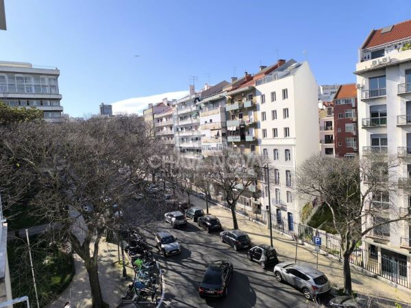 Apartamento T1 Remodelado com Vista Deslumbrante para o Jardim Constantino – Arroios, Lisboa
