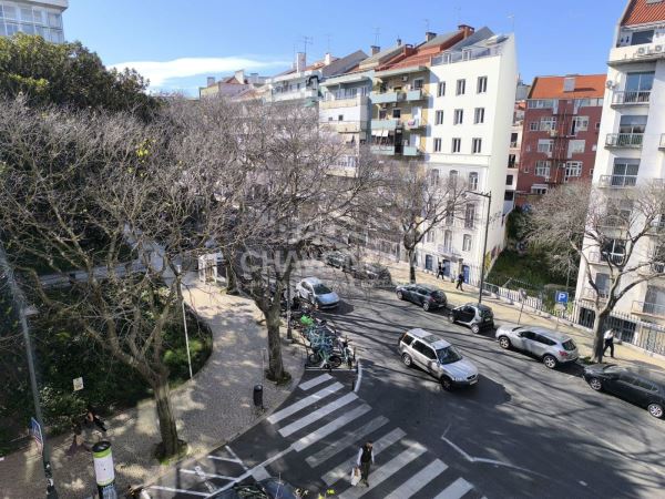 Apartamento T1 Remodelado com Vista Deslumbrante para o Jardim Constantino – Arroios, Lisboa