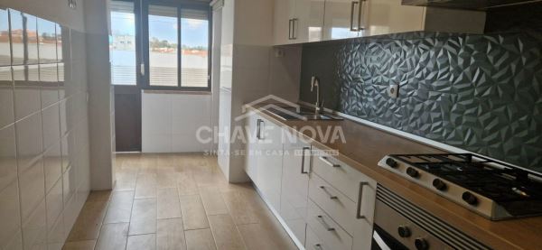 Apartamento T3 com duas Varandas, 2 WC e Excelente Localização