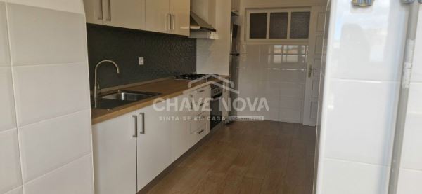 Apartamento T3 com duas Varandas, 2 WC e Excelente Localização