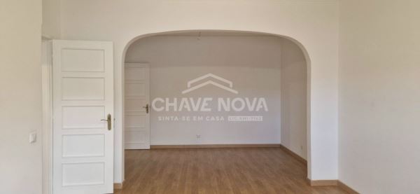 Apartamento T3 com duas Varandas, 2 WC e Excelente Localização