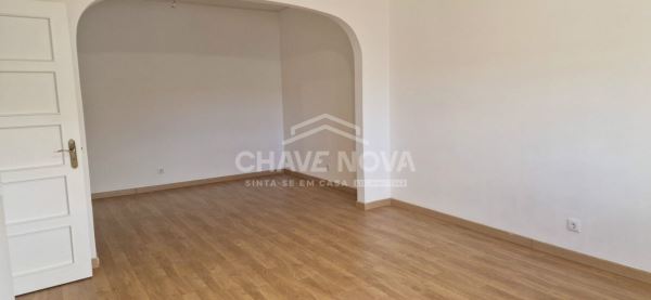 Apartamento T3 com duas Varandas, 2 WC e Excelente Localização