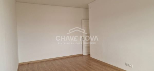 Apartamento T3 com duas Varandas, 2 WC e Excelente Localização
