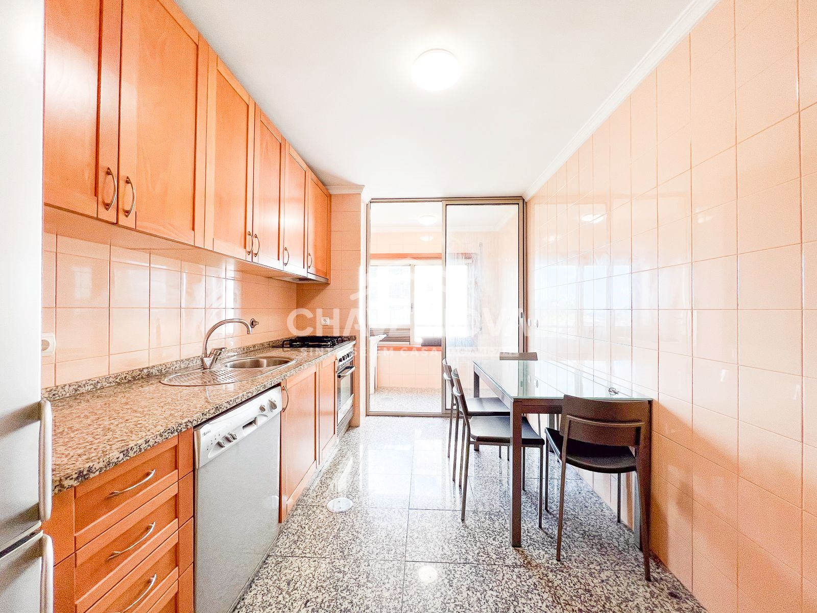 Apartamento T2+1 c/ Garagem Box em Santa Marinha (Devesas)