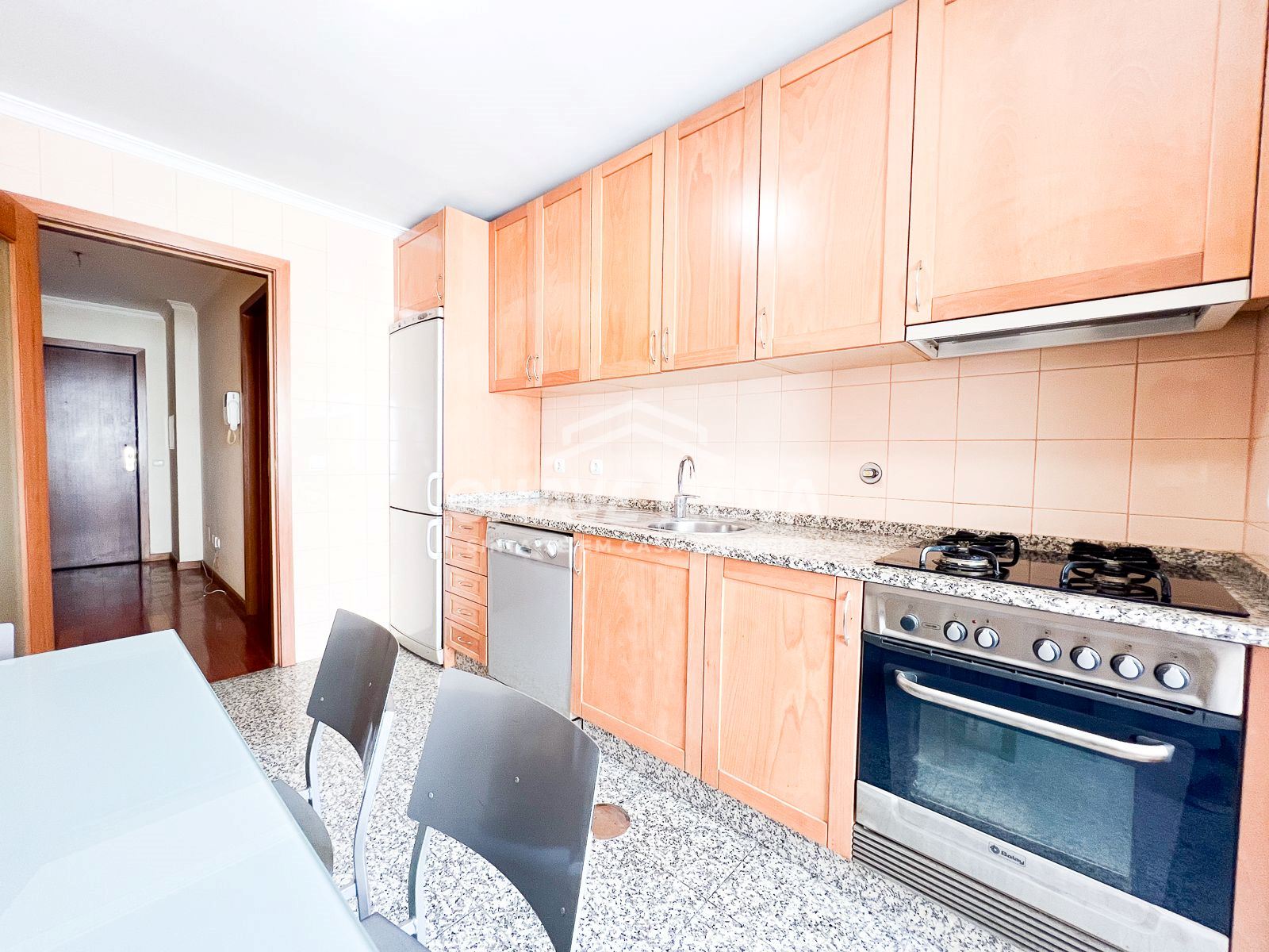 Apartamento T2+1 c/ Garagem Box em Santa Marinha (Devesas)
