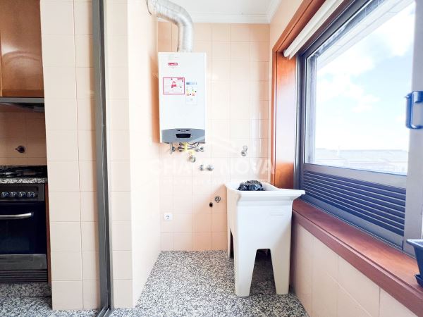 Apartamento T2+1 c/ Garagem Box em Santa Marinha (Devesas)