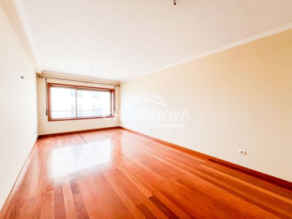 Apartamento T2+1 c/ Garagem Box em Santa Marinha (Devesas)