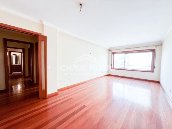 Apartamento T2+1 c/ Garagem Box em Santa Marinha (Devesas)