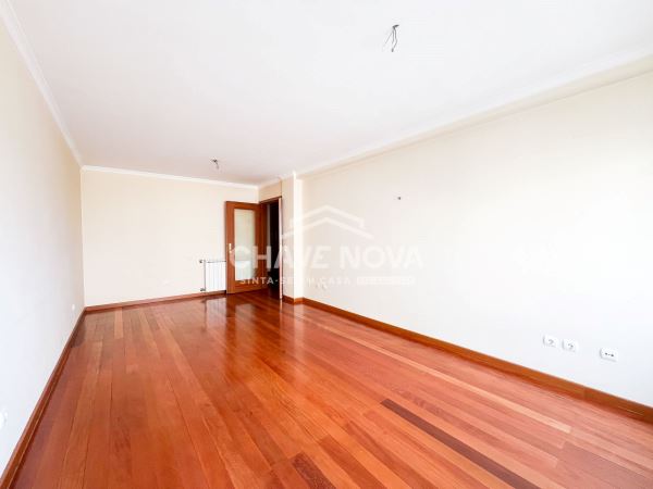Apartamento T2+1 c/ Garagem Box em Santa Marinha (Devesas)