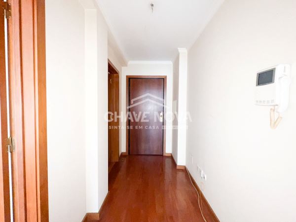 Apartamento T2+1 c/ Garagem Box em Santa Marinha (Devesas)