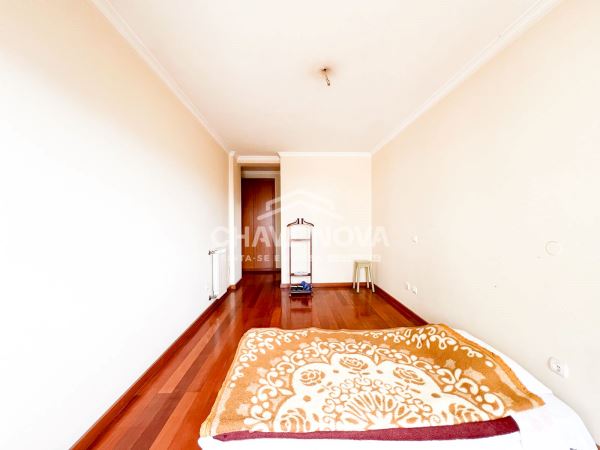 Apartamento T2+1 c/ Garagem Box em Santa Marinha (Devesas)