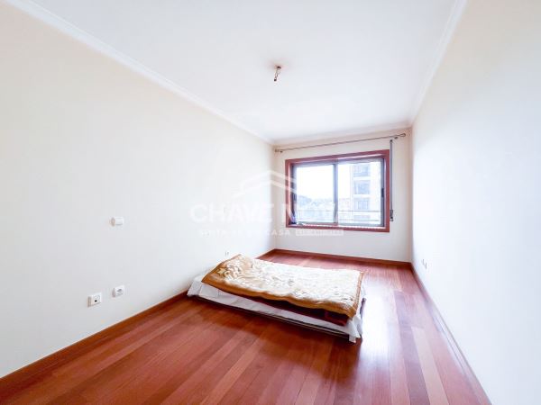 Apartamento T2+1 c/ Garagem Box em Santa Marinha (Devesas)