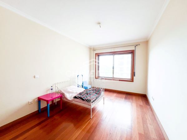 Apartamento T2+1 c/ Garagem Box em Santa Marinha (Devesas)
