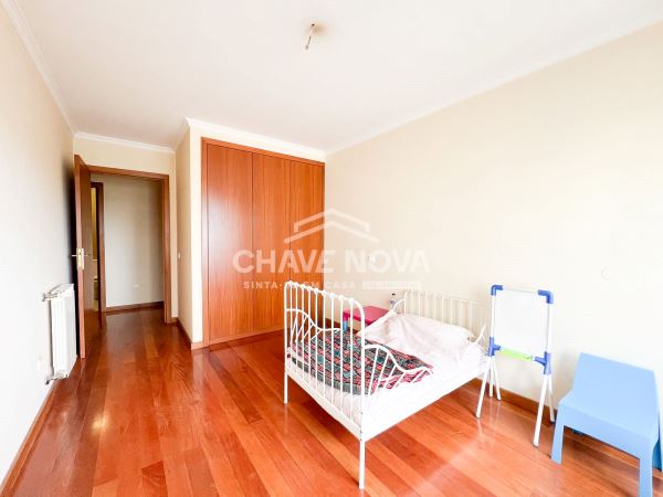 Apartamento T2+1 c/ Garagem Box em Santa Marinha (Devesas)