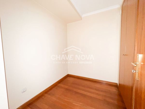 Apartamento T2+1 c/ Garagem Box em Santa Marinha (Devesas)