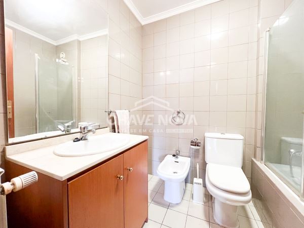 Apartamento T2+1 c/ Garagem Box em Santa Marinha (Devesas)