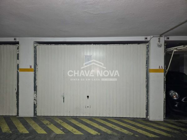 Apartamento T2+1 c/ Garagem Box em Santa Marinha (Devesas)