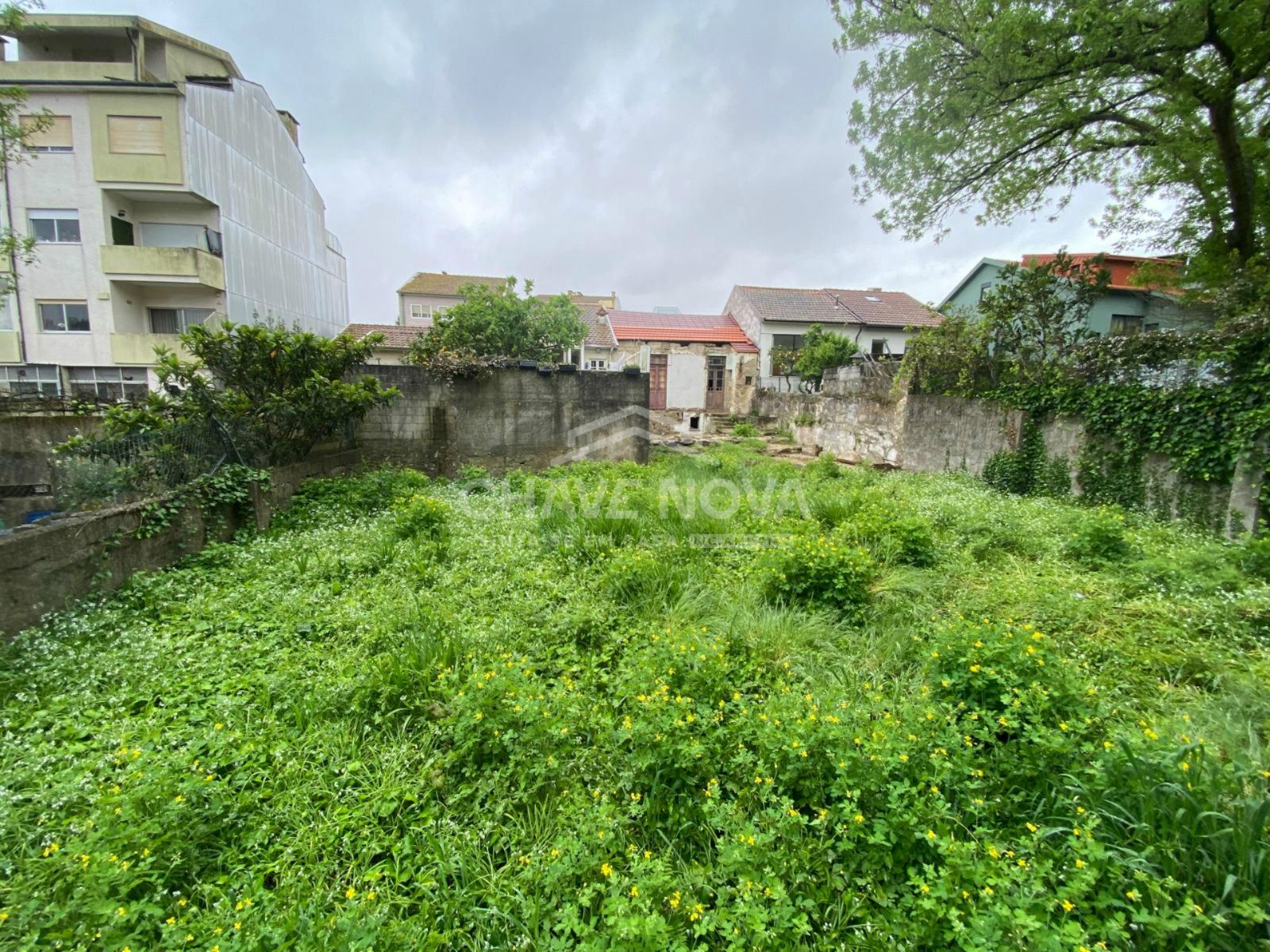 Moradia V3 com jardim, junto ao Jardim da Corujeira