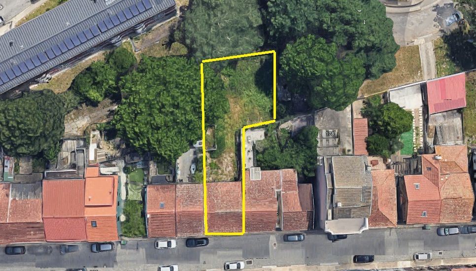 Moradia V3 com jardim, junto ao Jardim da Corujeira