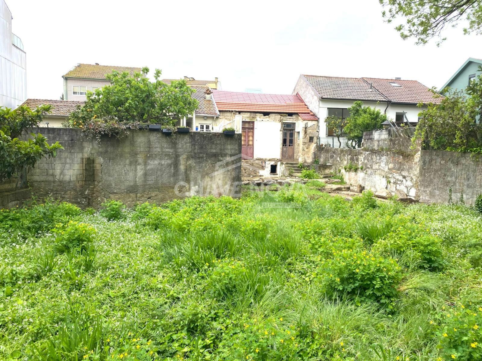 Moradia V3 com jardim, junto ao Jardim da Corujeira