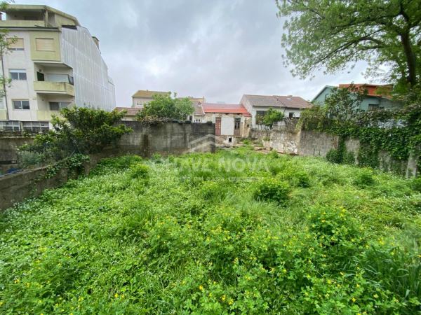 Moradia V3 com jardim, junto ao Jardim da Corujeira