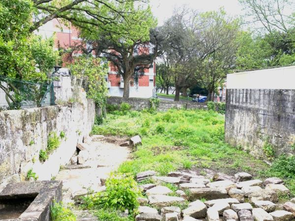 Moradia V3 com jardim, junto ao Jardim da Corujeira