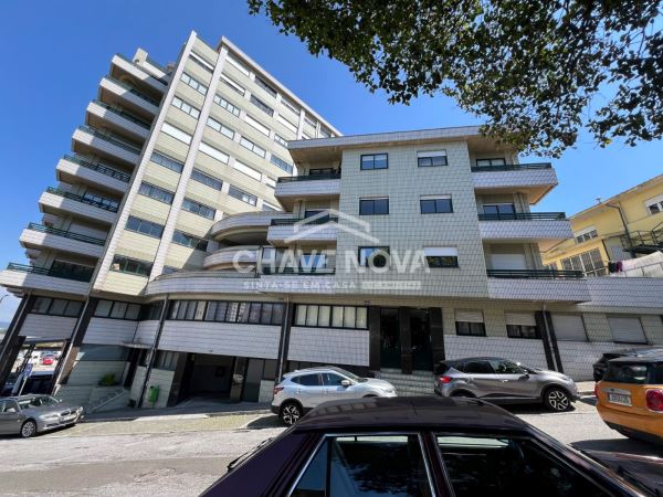 Apartamento T2 c/ Lugar de Garagem Avenida da República (Estação de Metro “D. João II”)
