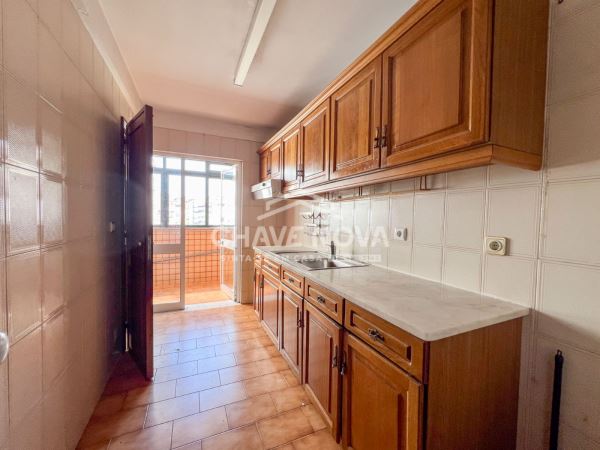 Apartamento T2 c/ Lugar de Garagem Avenida da República (Estação de Metro “D. João II”)