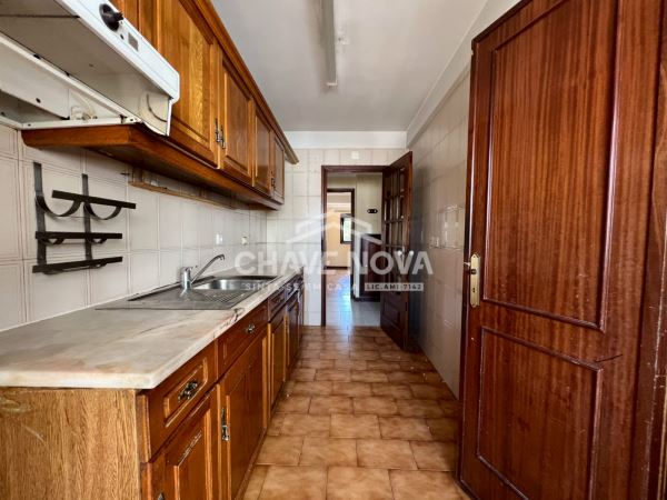 Apartamento T2 c/ Lugar de Garagem Avenida da República (Estação de Metro “D. João II”)