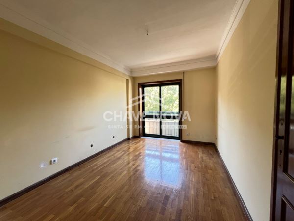Apartamento T2 c/ Lugar de Garagem Avenida da República (Estação de Metro “D. João II”)